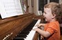 Игра на музыкальных инструментах изменяет мозг ребенка.